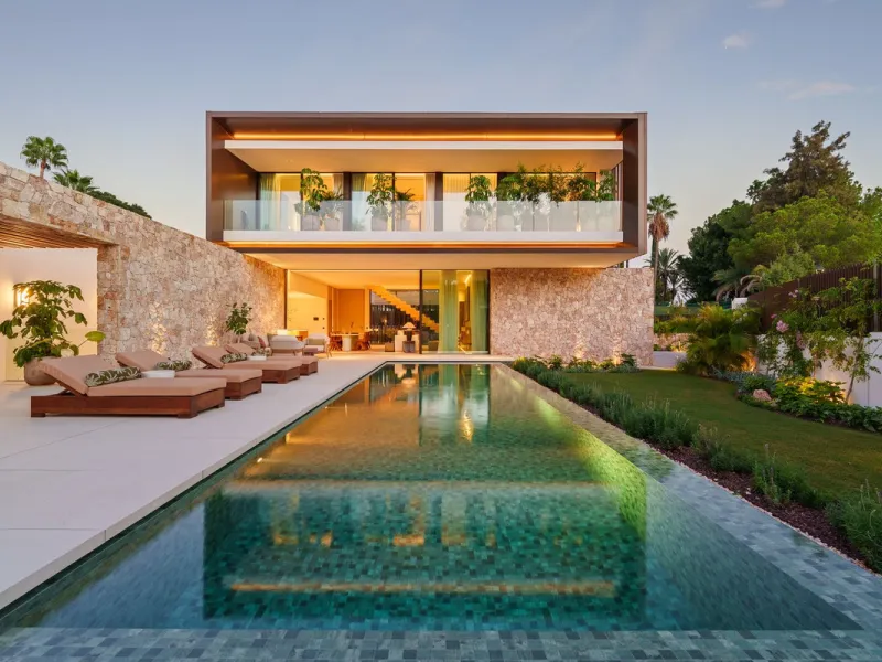 This villa is a masterpiece of contemporary architecture located in the prestigious Lomas de Marbella Club on Marbella's Golden Mile. Built across 1,460 m² on a 1,010 m² plot, this 5-bedroom residence embodies a perfect balance between elegance, privacy, 