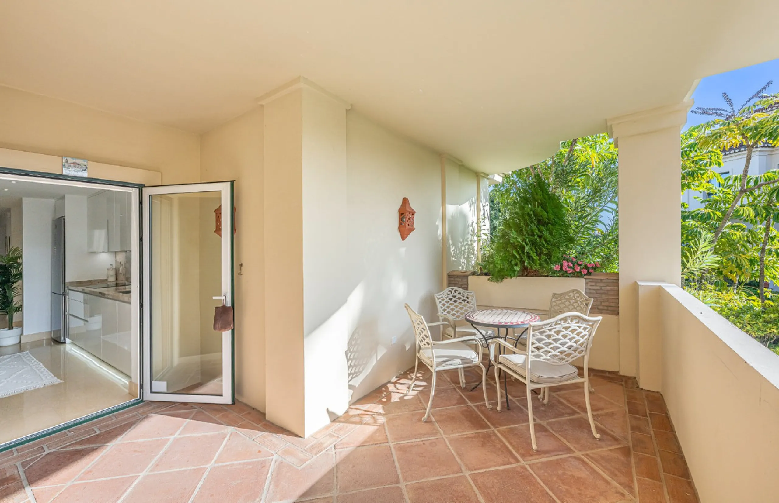 Exceptional south-facing apartment with great potential for extension in Capanes del Golf, Benahavís