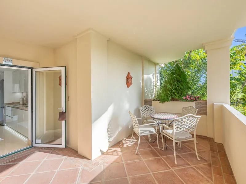 Exceptional south-facing apartment with great potential for extension in Capanes del Golf, Benahavís