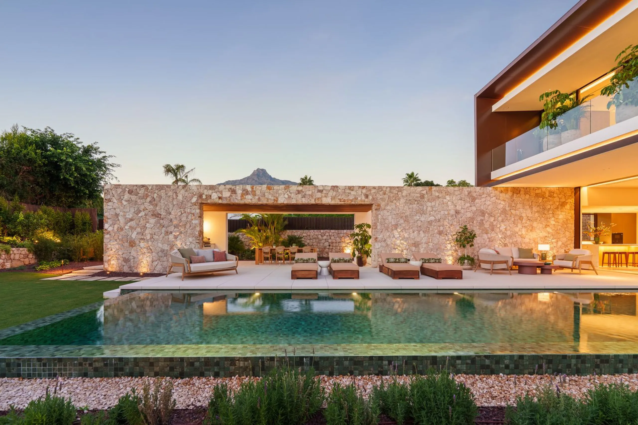 This villa is a masterpiece of contemporary architecture located in the prestigious Lomas de Marbella Club on Marbella's Golden Mile. Built across 1,460 m² on a 1,010 m² plot, this 5-bedroom residence embodies a perfect balance between elegance, privacy, 