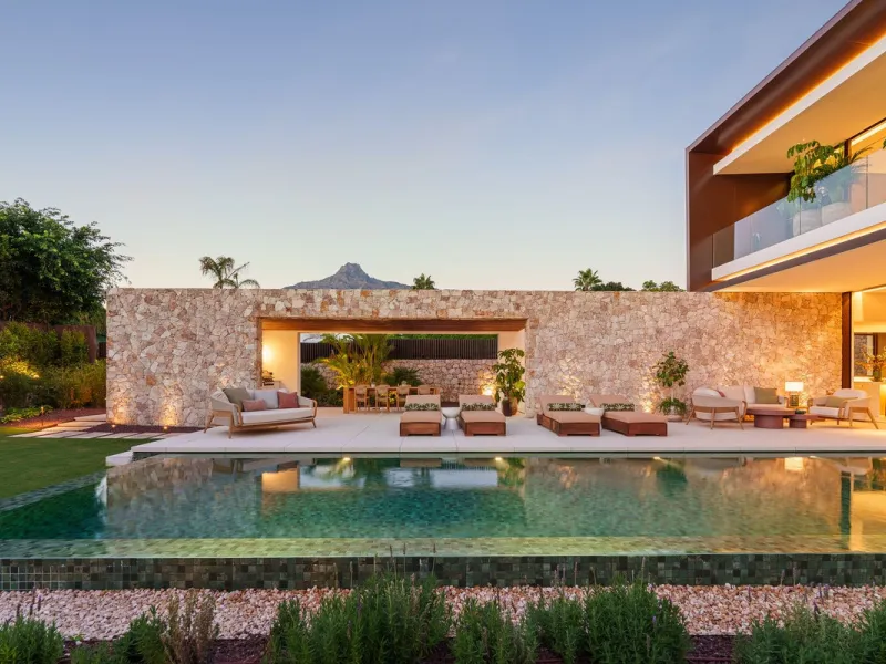 This villa is a masterpiece of contemporary architecture located in the prestigious Lomas de Marbella Club on Marbella's Golden Mile. Built across 1,460 m² on a 1,010 m² plot, this 5-bedroom residence embodies a perfect balance between elegance, privacy, 