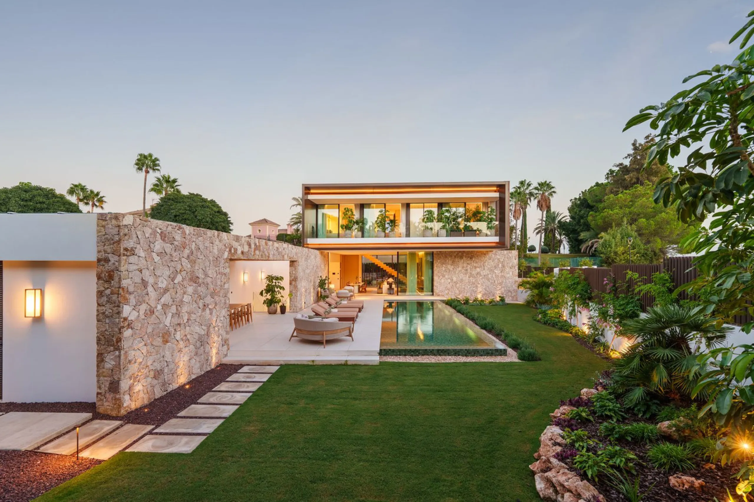 This villa is a masterpiece of contemporary architecture located in the prestigious Lomas de Marbella Club on Marbella's Golden Mile. Built across 1,460 m² on a 1,010 m² plot, this 5-bedroom residence embodies a perfect balance between elegance, privacy, 