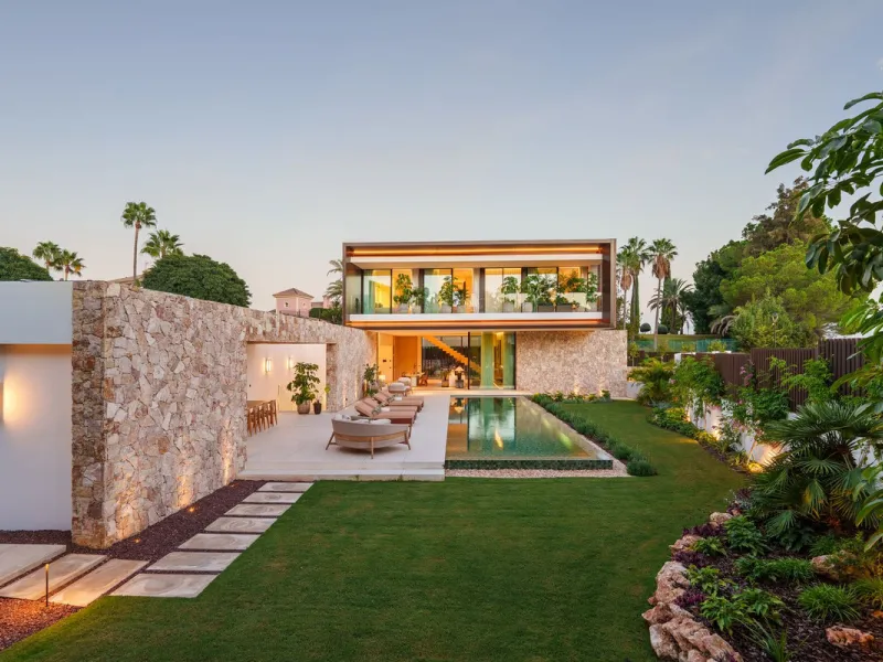 This villa is a masterpiece of contemporary architecture located in the prestigious Lomas de Marbella Club on Marbella's Golden Mile. Built across 1,460 m² on a 1,010 m² plot, this 5-bedroom residence embodies a perfect balance between elegance, privacy, 