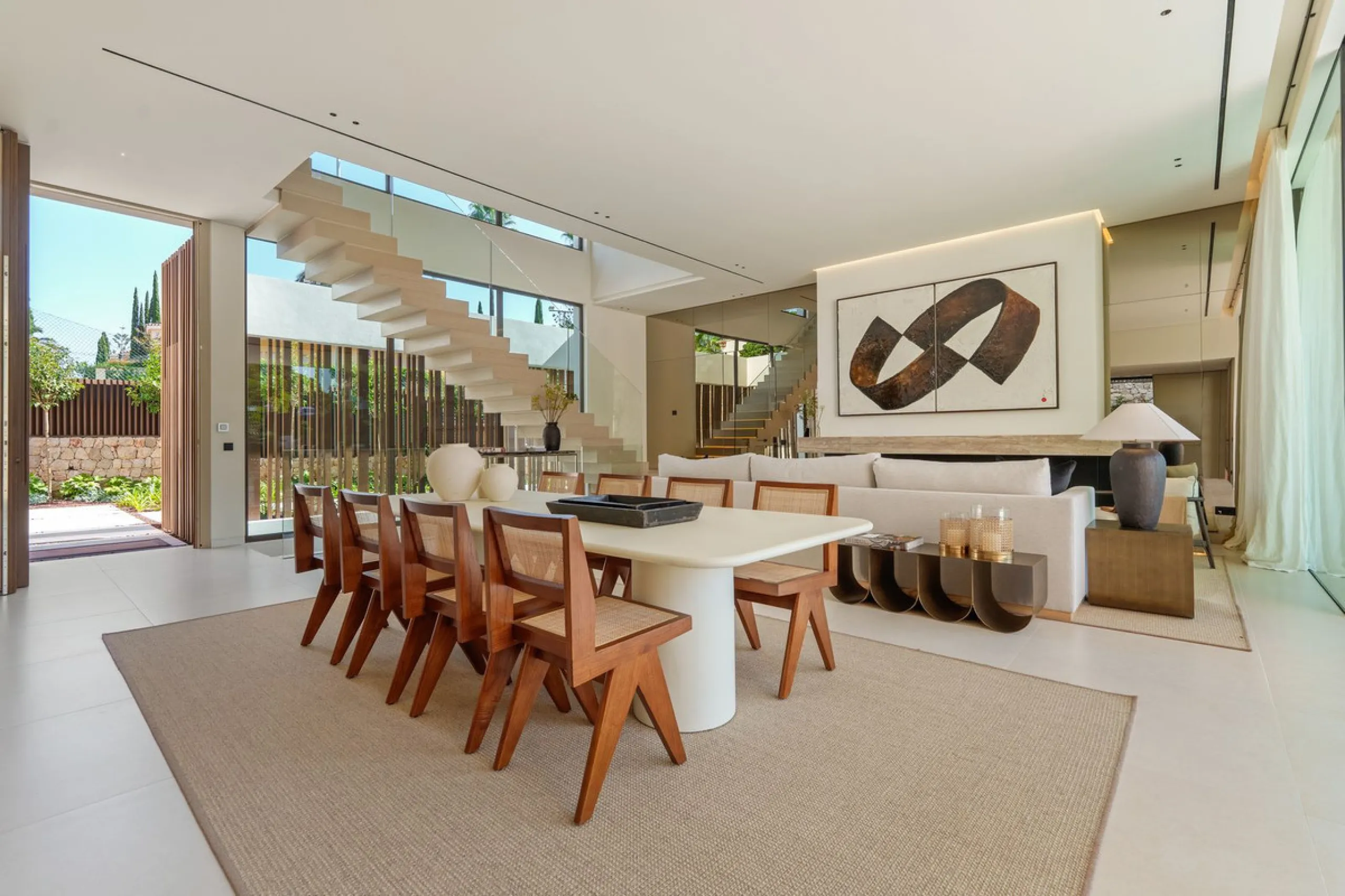 This villa is a masterpiece of contemporary architecture located in the prestigious Lomas de Marbella Club on Marbella's Golden Mile. Built across 1,460 m² on a 1,010 m² plot, this 5-bedroom residence embodies a perfect balance between elegance, privacy, 