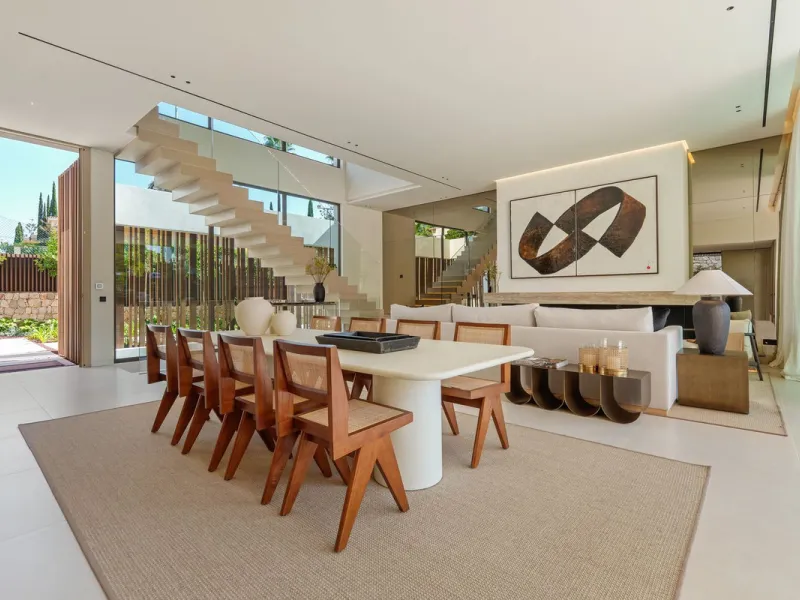 This villa is a masterpiece of contemporary architecture located in the prestigious Lomas de Marbella Club on Marbella's Golden Mile. Built across 1,460 m² on a 1,010 m² plot, this 5-bedroom residence embodies a perfect balance between elegance, privacy, 