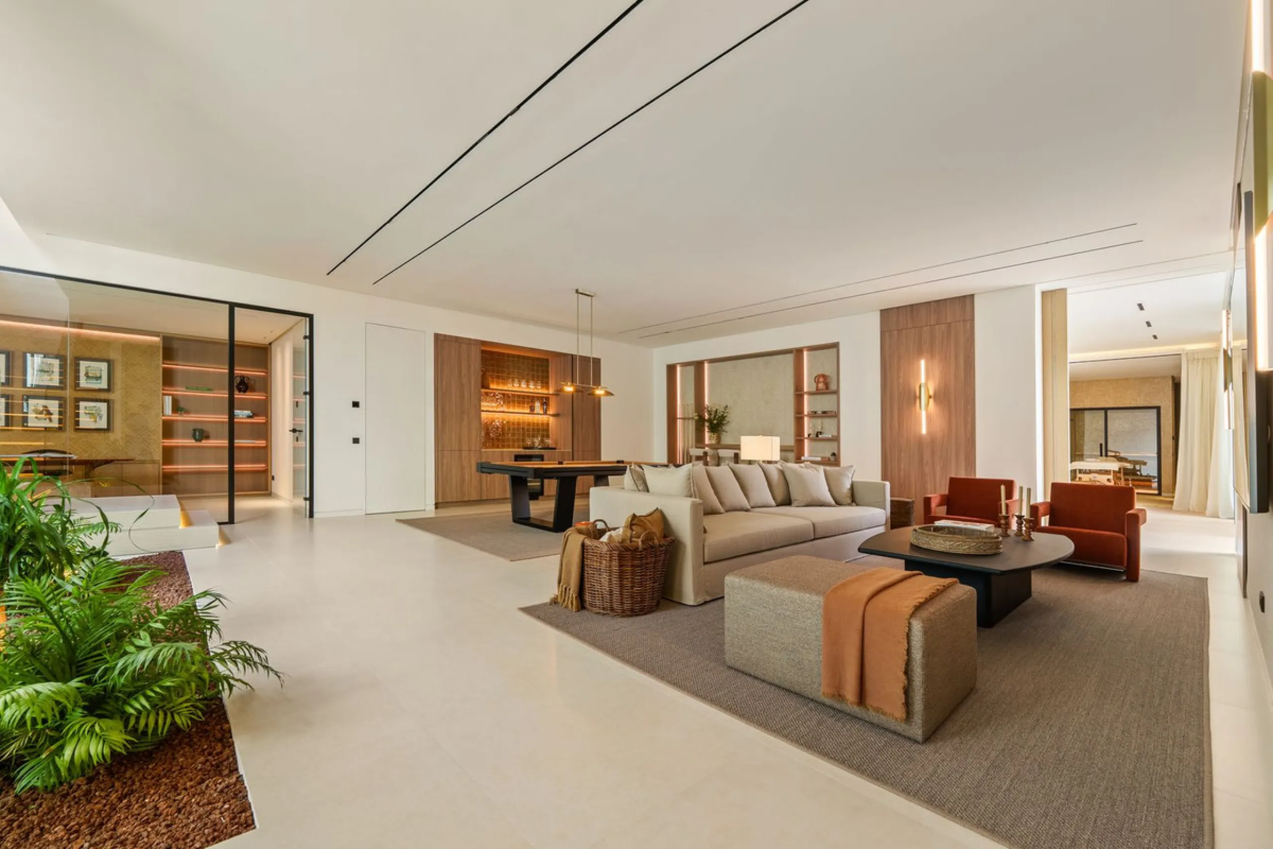 This villa is a masterpiece of contemporary architecture located in the prestigious Lomas de Marbella Club on Marbella's Golden Mile. Built across 1,460 m² on a 1,010 m² plot, this 5-bedroom residence embodies a perfect balance between elegance, privacy, 