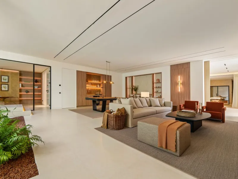 This villa is a masterpiece of contemporary architecture located in the prestigious Lomas de Marbella Club on Marbella's Golden Mile. Built across 1,460 m² on a 1,010 m² plot, this 5-bedroom residence embodies a perfect balance between elegance, privacy, 