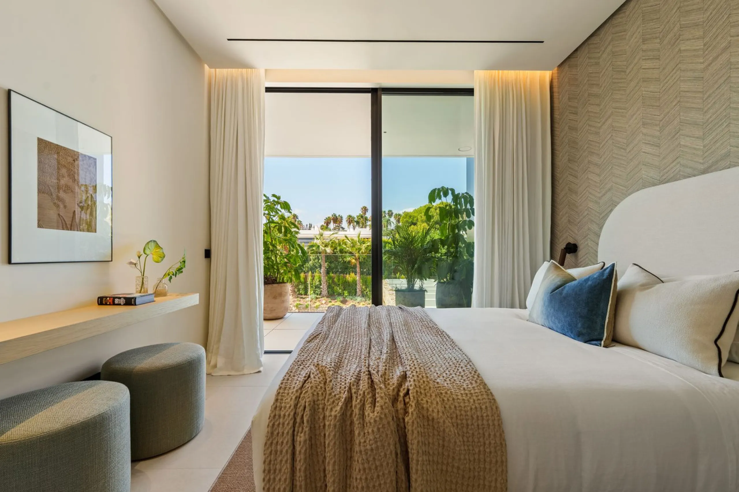 This villa is a masterpiece of contemporary architecture located in the prestigious Lomas de Marbella Club on Marbella's Golden Mile. Built across 1,460 m² on a 1,010 m² plot, this 5-bedroom residence embodies a perfect balance between elegance, privacy, 