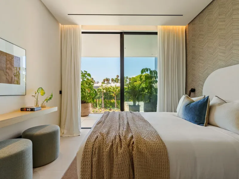 This villa is a masterpiece of contemporary architecture located in the prestigious Lomas de Marbella Club on Marbella's Golden Mile. Built across 1,460 m² on a 1,010 m² plot, this 5-bedroom residence embodies a perfect balance between elegance, privacy, 