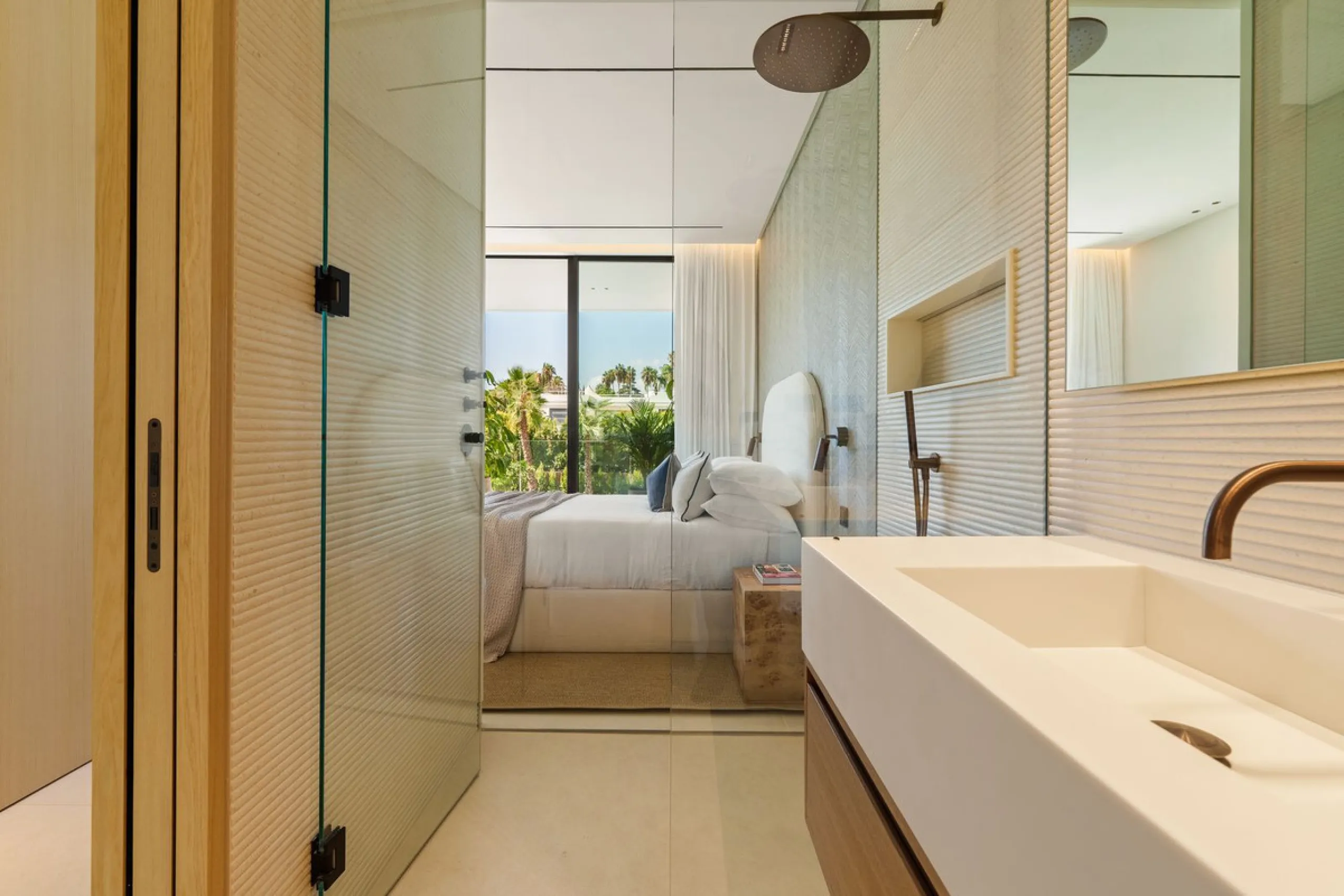 This villa is a masterpiece of contemporary architecture located in the prestigious Lomas de Marbella Club on Marbella's Golden Mile. Built across 1,460 m² on a 1,010 m² plot, this 5-bedroom residence embodies a perfect balance between elegance, privacy, 