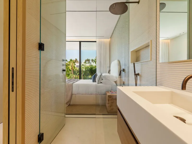 This villa is a masterpiece of contemporary architecture located in the prestigious Lomas de Marbella Club on Marbella's Golden Mile. Built across 1,460 m² on a 1,010 m² plot, this 5-bedroom residence embodies a perfect balance between elegance, privacy, 