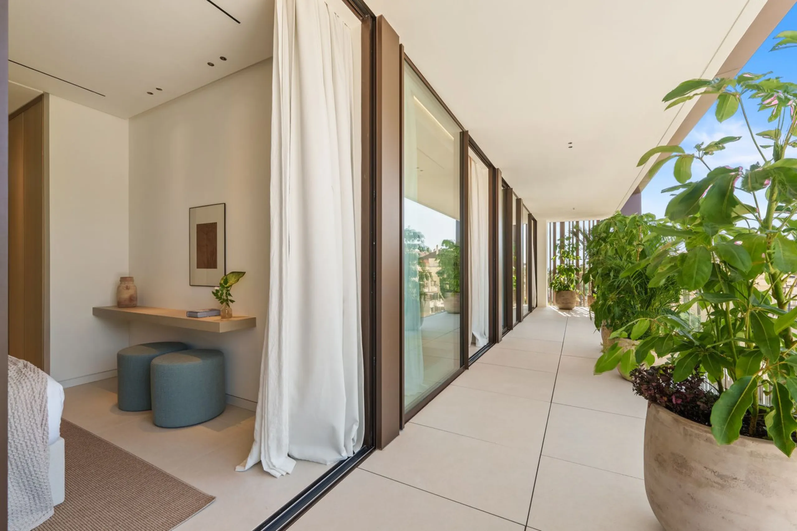 This villa is a masterpiece of contemporary architecture located in the prestigious Lomas de Marbella Club on Marbella's Golden Mile. Built across 1,460 m² on a 1,010 m² plot, this 5-bedroom residence embodies a perfect balance between elegance, privacy, 