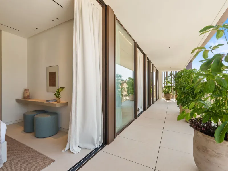 This villa is a masterpiece of contemporary architecture located in the prestigious Lomas de Marbella Club on Marbella's Golden Mile. Built across 1,460 m² on a 1,010 m² plot, this 5-bedroom residence embodies a perfect balance between elegance, privacy, 