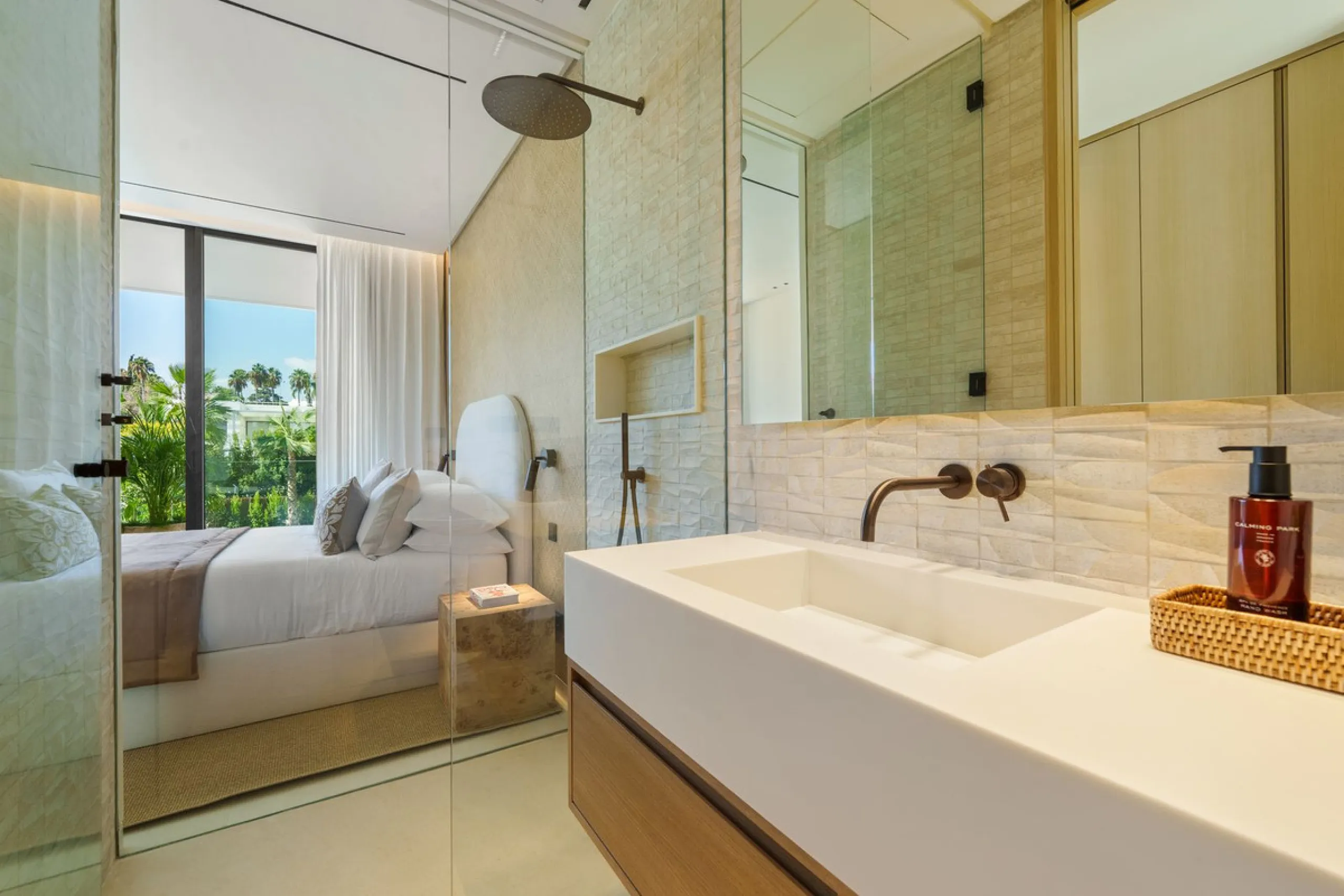 This villa is a masterpiece of contemporary architecture located in the prestigious Lomas de Marbella Club on Marbella's Golden Mile. Built across 1,460 m² on a 1,010 m² plot, this 5-bedroom residence embodies a perfect balance between elegance, privacy, 