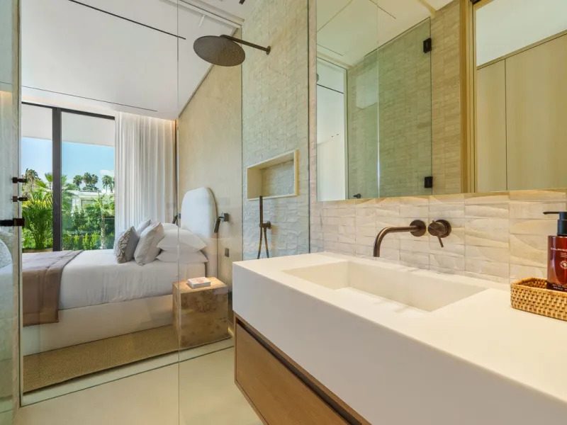 This villa is a masterpiece of contemporary architecture located in the prestigious Lomas de Marbella Club on Marbella's Golden Mile. Built across 1,460 m² on a 1,010 m² plot, this 5-bedroom residence embodies a perfect balance between elegance, privacy, 