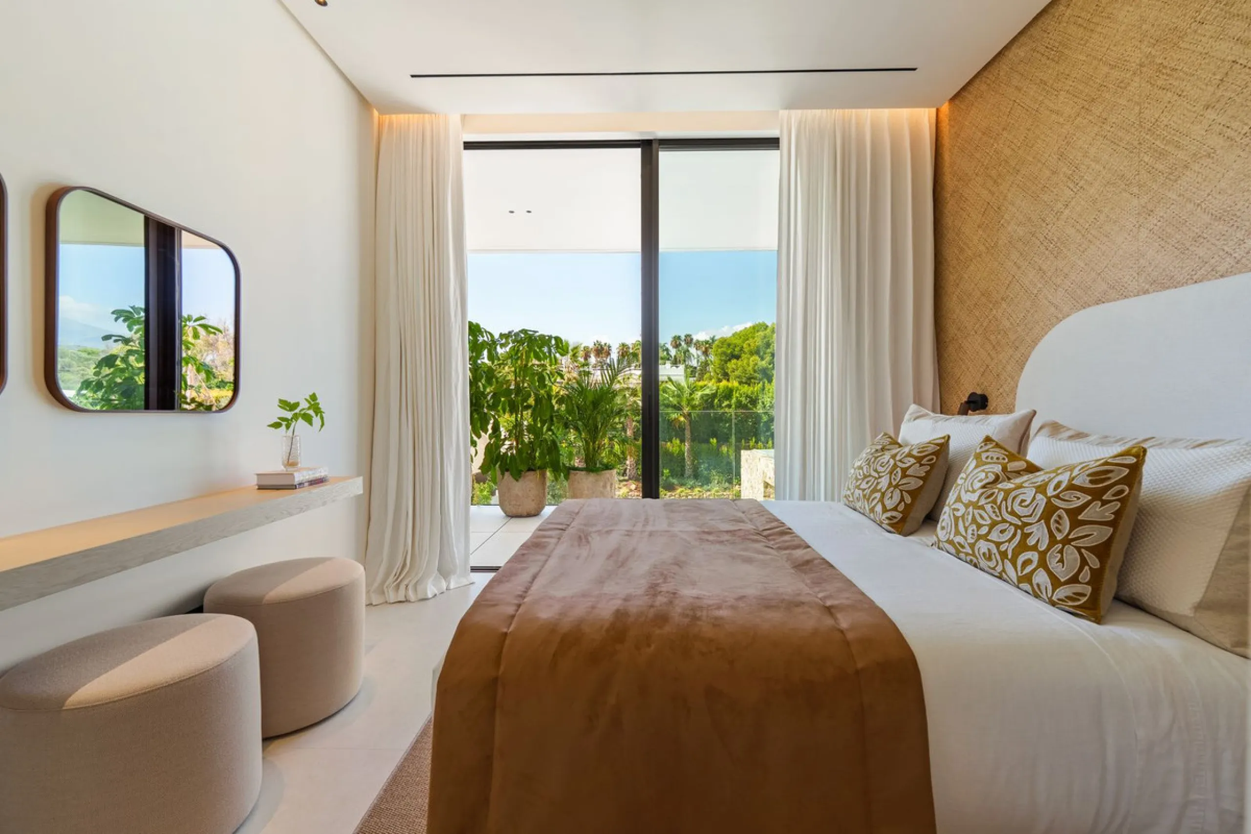 This villa is a masterpiece of contemporary architecture located in the prestigious Lomas de Marbella Club on Marbella's Golden Mile. Built across 1,460 m² on a 1,010 m² plot, this 5-bedroom residence embodies a perfect balance between elegance, privacy, 