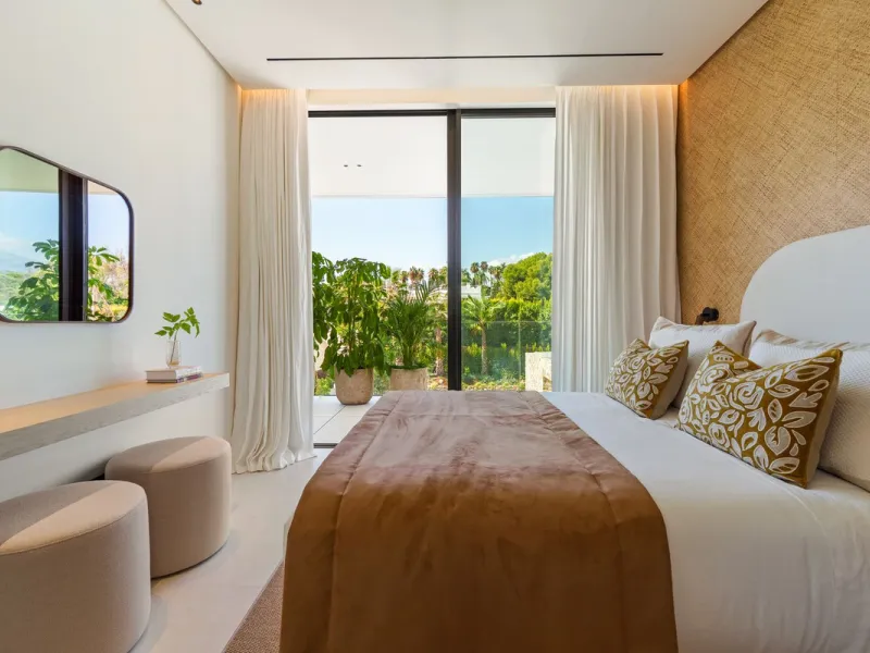 This villa is a masterpiece of contemporary architecture located in the prestigious Lomas de Marbella Club on Marbella's Golden Mile. Built across 1,460 m² on a 1,010 m² plot, this 5-bedroom residence embodies a perfect balance between elegance, privacy, 