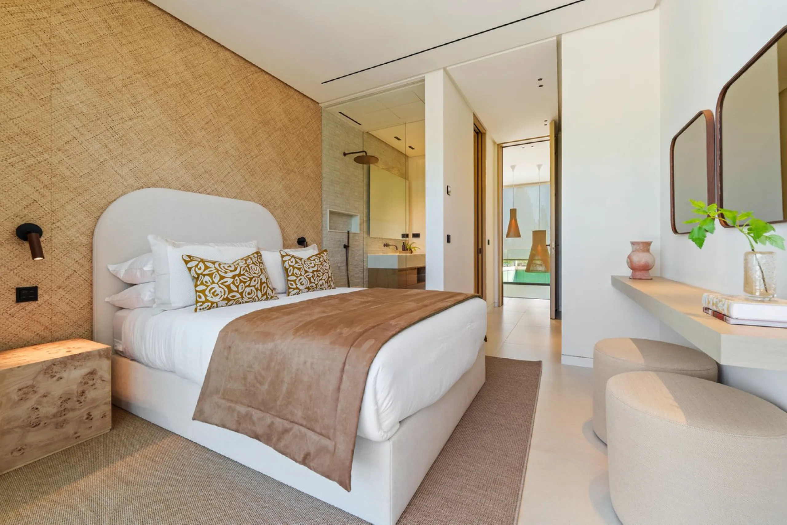 This villa is a masterpiece of contemporary architecture located in the prestigious Lomas de Marbella Club on Marbella's Golden Mile. Built across 1,460 m² on a 1,010 m² plot, this 5-bedroom residence embodies a perfect balance between elegance, privacy, 