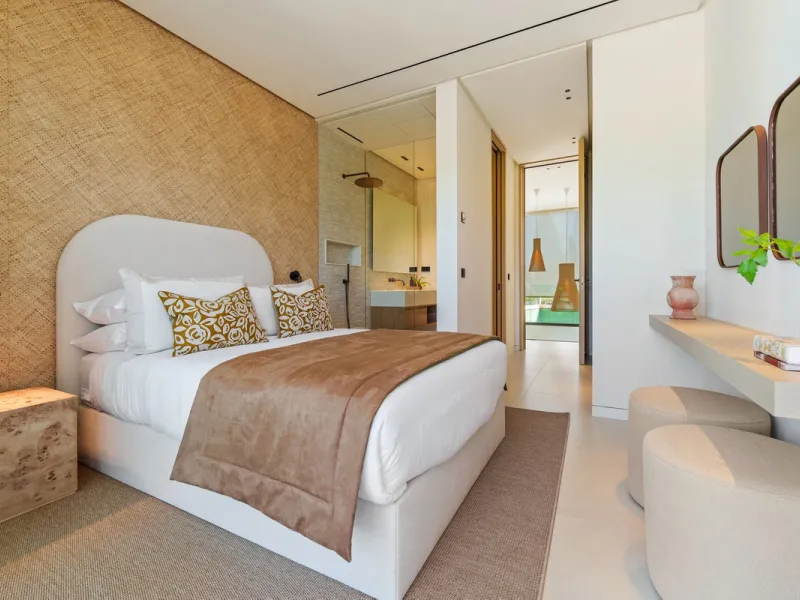 This villa is a masterpiece of contemporary architecture located in the prestigious Lomas de Marbella Club on Marbella's Golden Mile. Built across 1,460 m² on a 1,010 m² plot, this 5-bedroom residence embodies a perfect balance between elegance, privacy, 