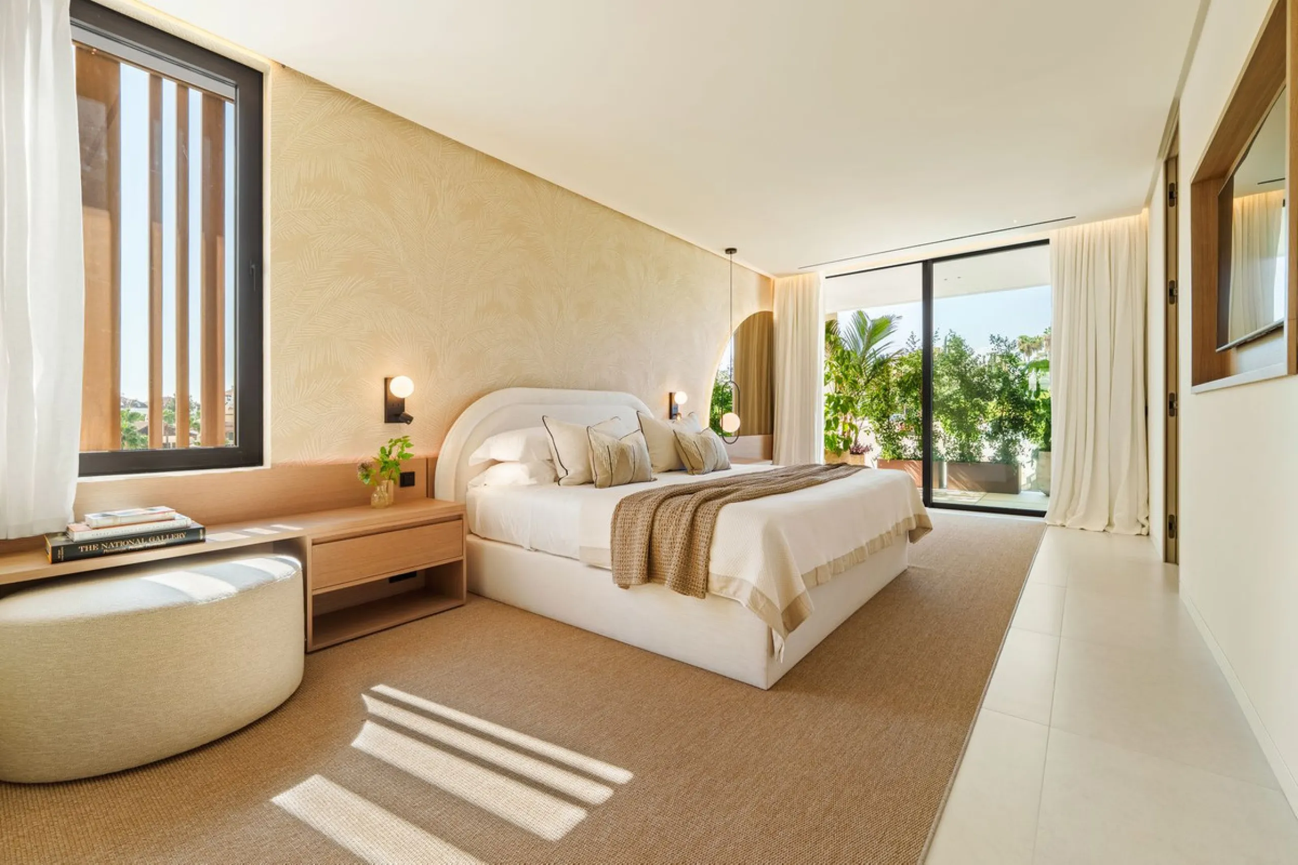 This villa is a masterpiece of contemporary architecture located in the prestigious Lomas de Marbella Club on Marbella's Golden Mile. Built across 1,460 m² on a 1,010 m² plot, this 5-bedroom residence embodies a perfect balance between elegance, privacy, 