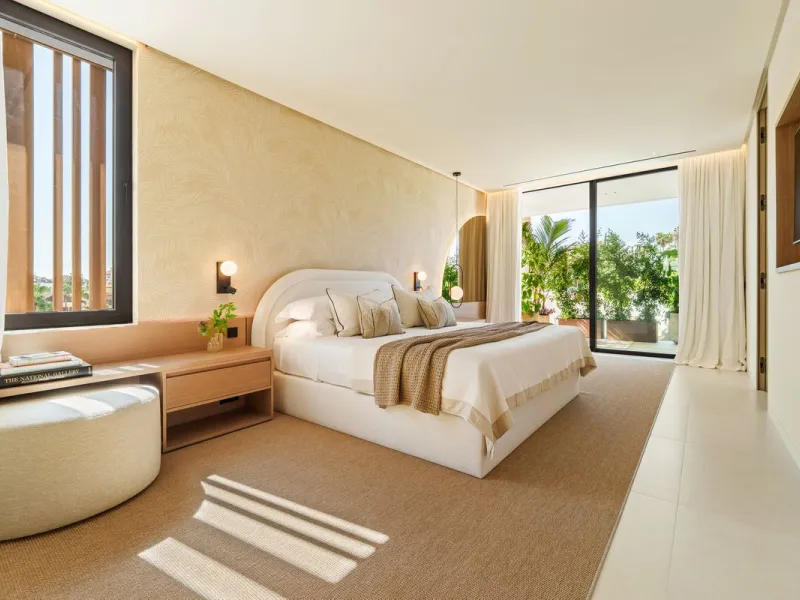This villa is a masterpiece of contemporary architecture located in the prestigious Lomas de Marbella Club on Marbella's Golden Mile. Built across 1,460 m² on a 1,010 m² plot, this 5-bedroom residence embodies a perfect balance between elegance, privacy, 