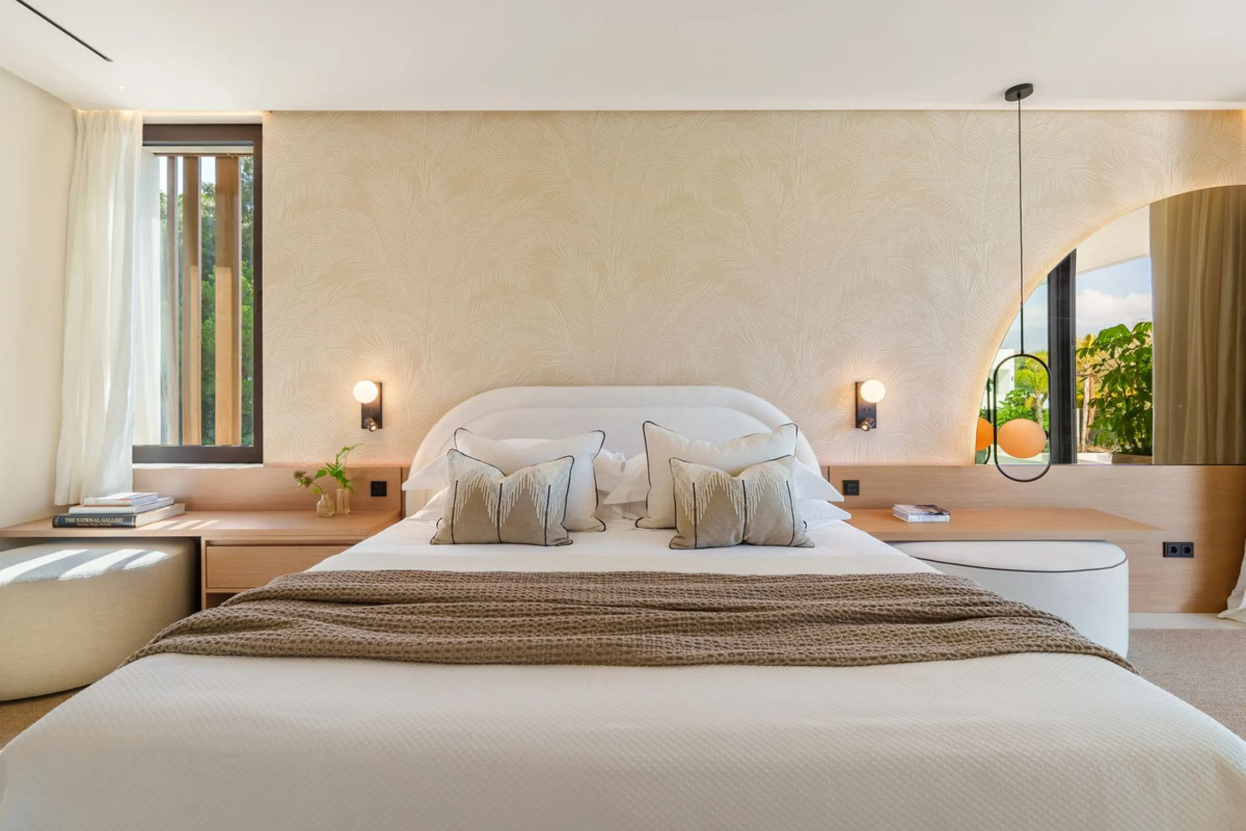 This villa is a masterpiece of contemporary architecture located in the prestigious Lomas de Marbella Club on Marbella's Golden Mile. Built across 1,460 m² on a 1,010 m² plot, this 5-bedroom residence embodies a perfect balance between elegance, privacy, 