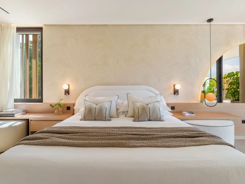 This villa is a masterpiece of contemporary architecture located in the prestigious Lomas de Marbella Club on Marbella's Golden Mile. Built across 1,460 m² on a 1,010 m² plot, this 5-bedroom residence embodies a perfect balance between elegance, privacy, 