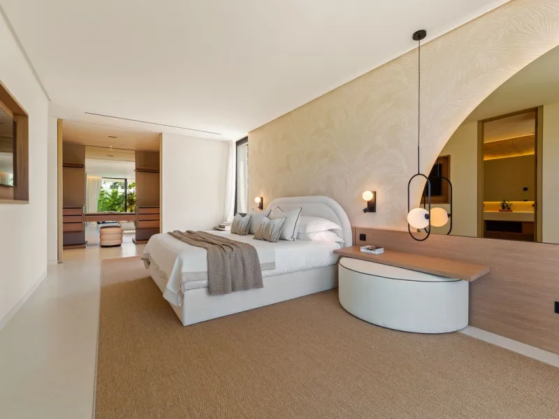 This villa is a masterpiece of contemporary architecture located in the prestigious Lomas de Marbella Club on Marbella's Golden Mile. Built across 1,460 m² on a 1,010 m² plot, this 5-bedroom residence embodies a perfect balance between elegance, privacy, 