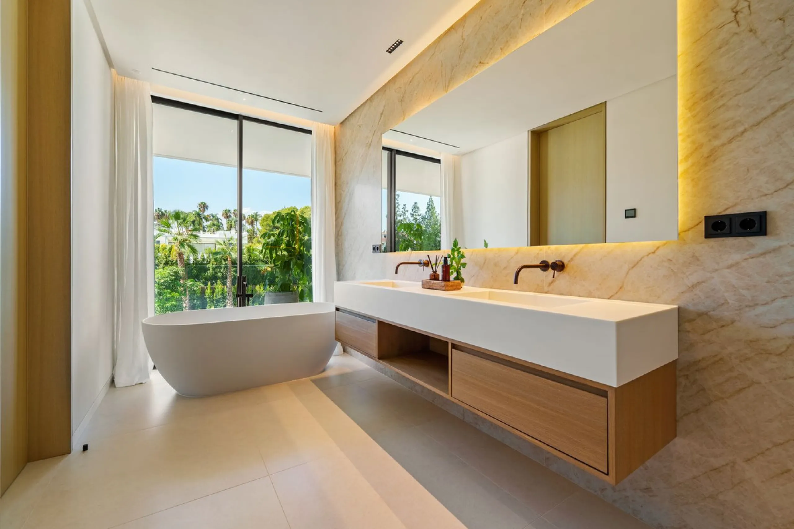 This villa is a masterpiece of contemporary architecture located in the prestigious Lomas de Marbella Club on Marbella's Golden Mile. Built across 1,460 m² on a 1,010 m² plot, this 5-bedroom residence embodies a perfect balance between elegance, privacy, 
