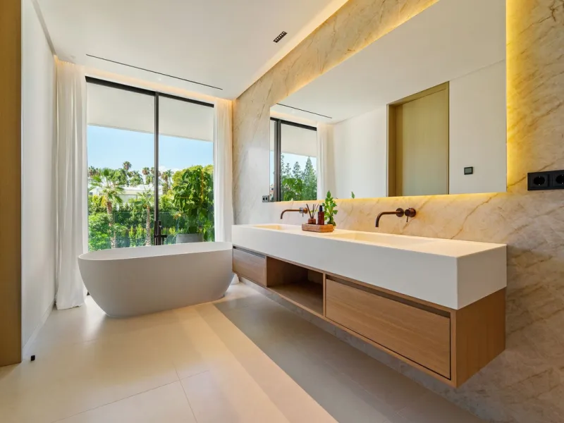 This villa is a masterpiece of contemporary architecture located in the prestigious Lomas de Marbella Club on Marbella's Golden Mile. Built across 1,460 m² on a 1,010 m² plot, this 5-bedroom residence embodies a perfect balance between elegance, privacy, 