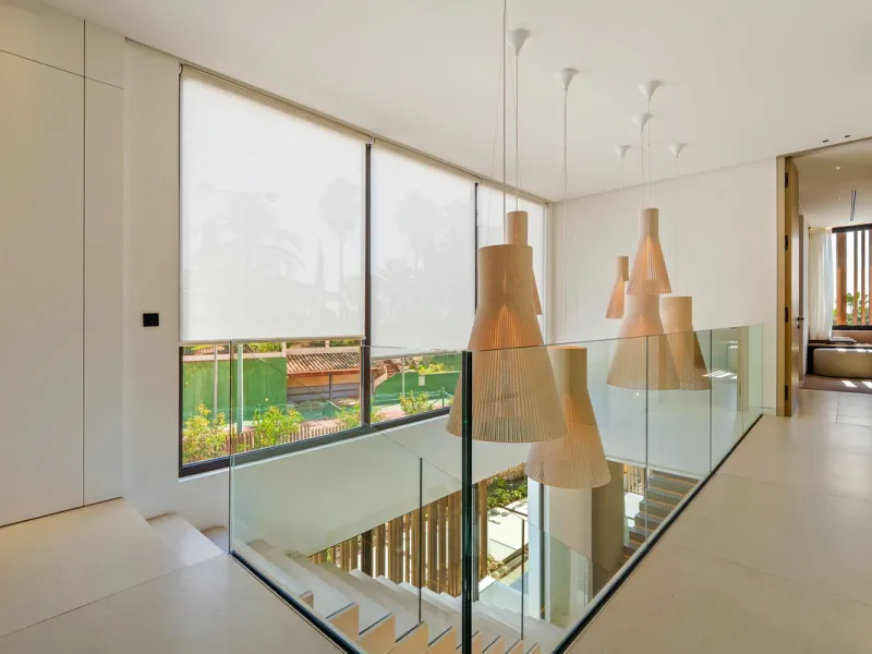 This villa is a masterpiece of contemporary architecture located in the prestigious Lomas de Marbella Club on Marbella's Golden Mile. Built across 1,460 m² on a 1,010 m² plot, this 5-bedroom residence embodies a perfect balance between elegance, privacy, 