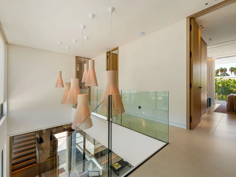 This villa is a masterpiece of contemporary architecture located in the prestigious Lomas de Marbella Club on Marbella's Golden Mile. Built across 1,460 m² on a 1,010 m² plot, this 5-bedroom residence embodies a perfect balance between elegance, privacy, 