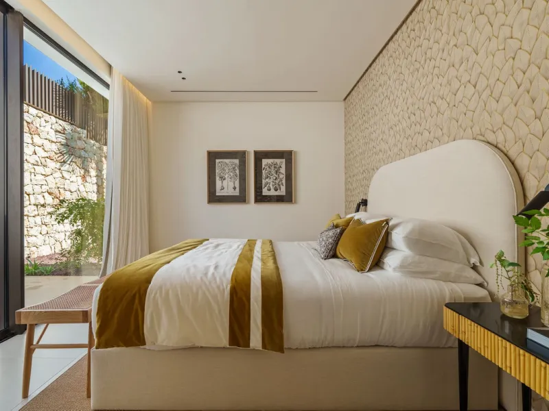 This villa is a masterpiece of contemporary architecture located in the prestigious Lomas de Marbella Club on Marbella's Golden Mile. Built across 1,460 m² on a 1,010 m² plot, this 5-bedroom residence embodies a perfect balance between elegance, privacy, 