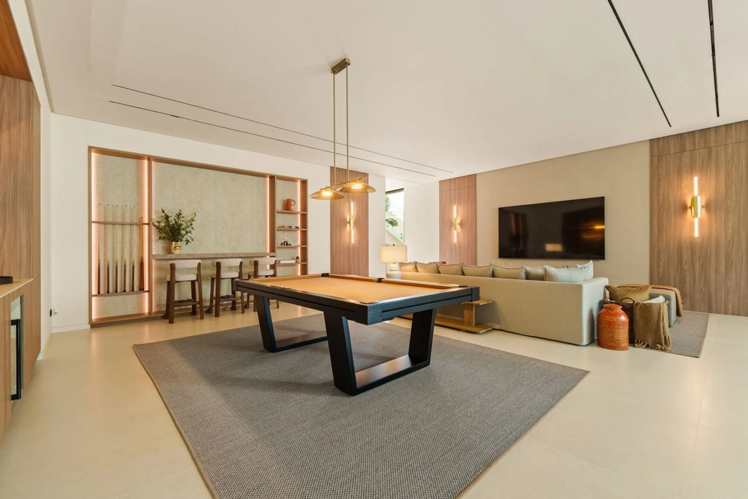 This villa is a masterpiece of contemporary architecture located in the prestigious Lomas de Marbella Club on Marbella's Golden Mile. Built across 1,460 m² on a 1,010 m² plot, this 5-bedroom residence embodies a perfect balance between elegance, privacy, 