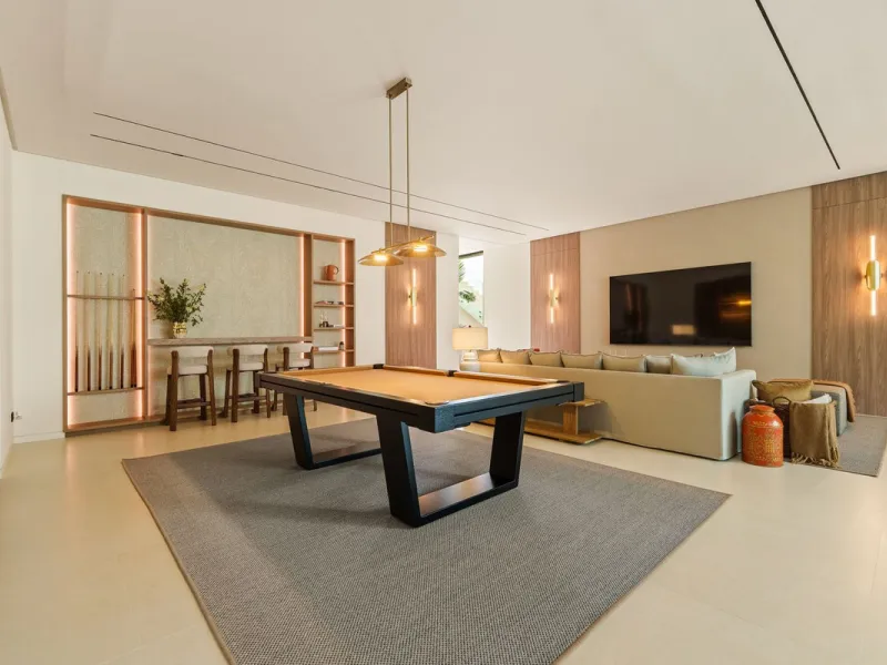 This villa is a masterpiece of contemporary architecture located in the prestigious Lomas de Marbella Club on Marbella's Golden Mile. Built across 1,460 m² on a 1,010 m² plot, this 5-bedroom residence embodies a perfect balance between elegance, privacy, 