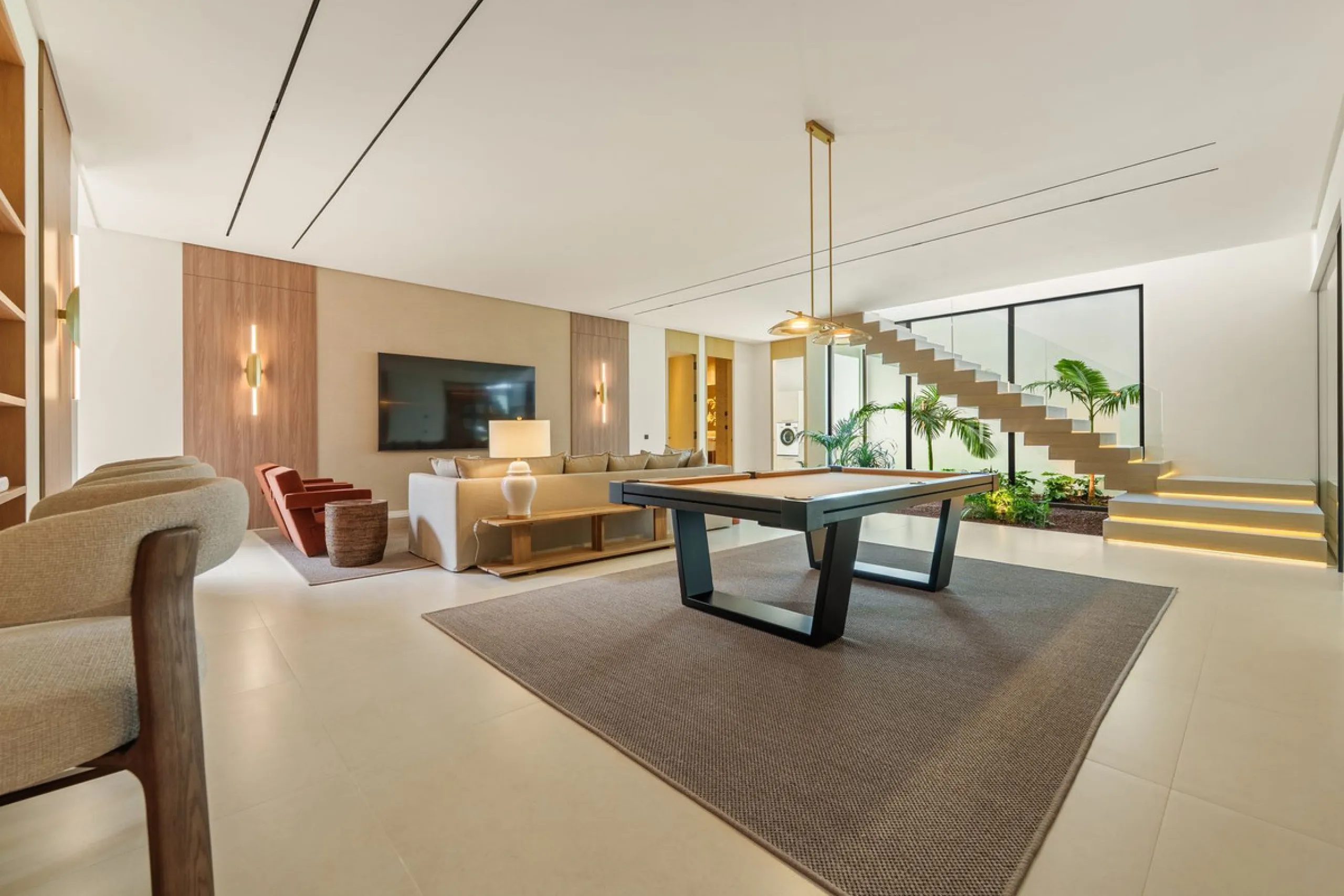 This villa is a masterpiece of contemporary architecture located in the prestigious Lomas de Marbella Club on Marbella's Golden Mile. Built across 1,460 m² on a 1,010 m² plot, this 5-bedroom residence embodies a perfect balance between elegance, privacy, 