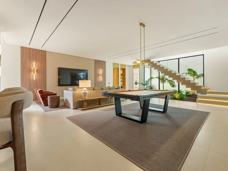 This villa is a masterpiece of contemporary architecture located in the prestigious Lomas de Marbella Club on Marbella's Golden Mile. Built across 1,460 m² on a 1,010 m² plot, this 5-bedroom residence embodies a perfect balance between elegance, privacy, 