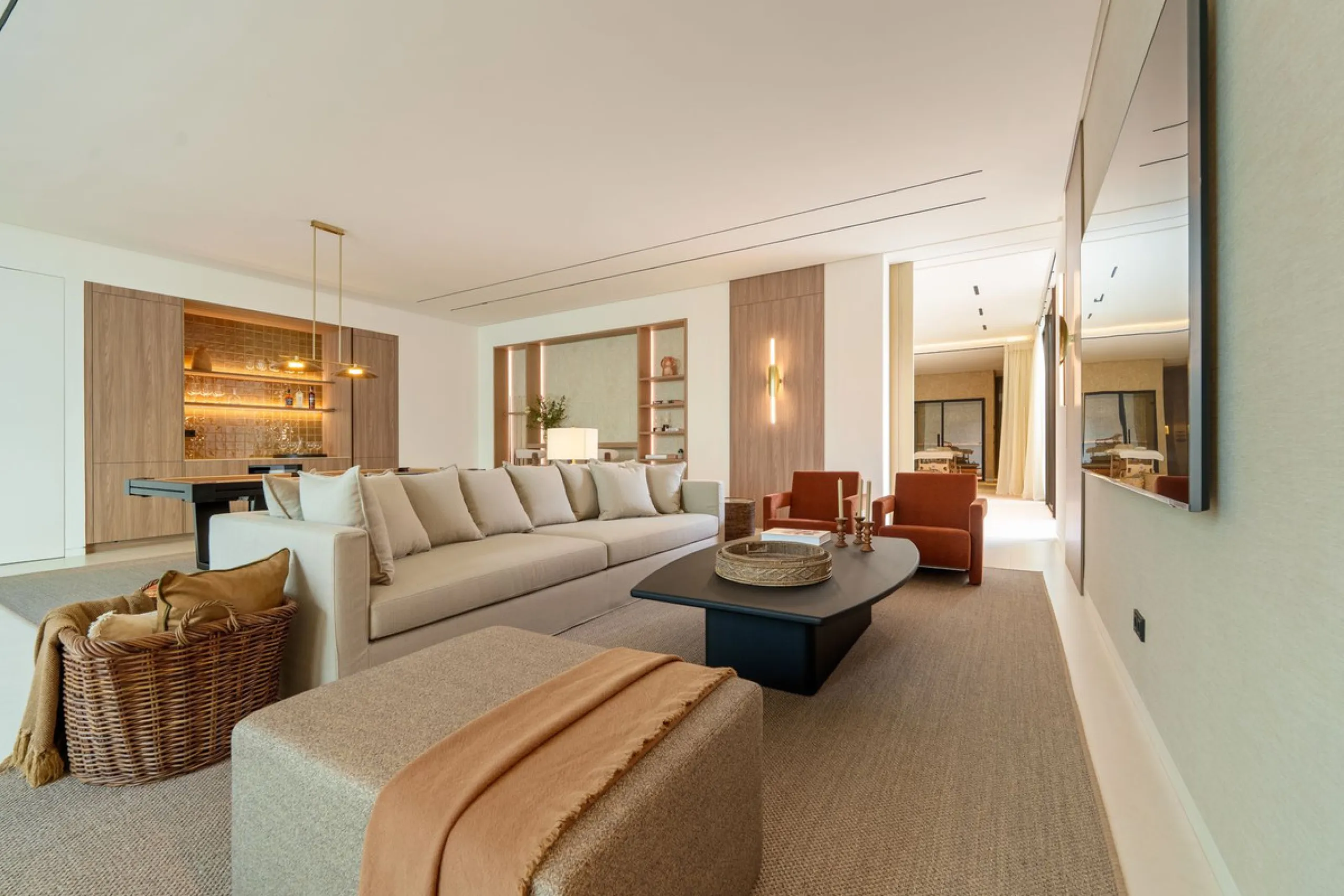 This villa is a masterpiece of contemporary architecture located in the prestigious Lomas de Marbella Club on Marbella's Golden Mile. Built across 1,460 m² on a 1,010 m² plot, this 5-bedroom residence embodies a perfect balance between elegance, privacy, 