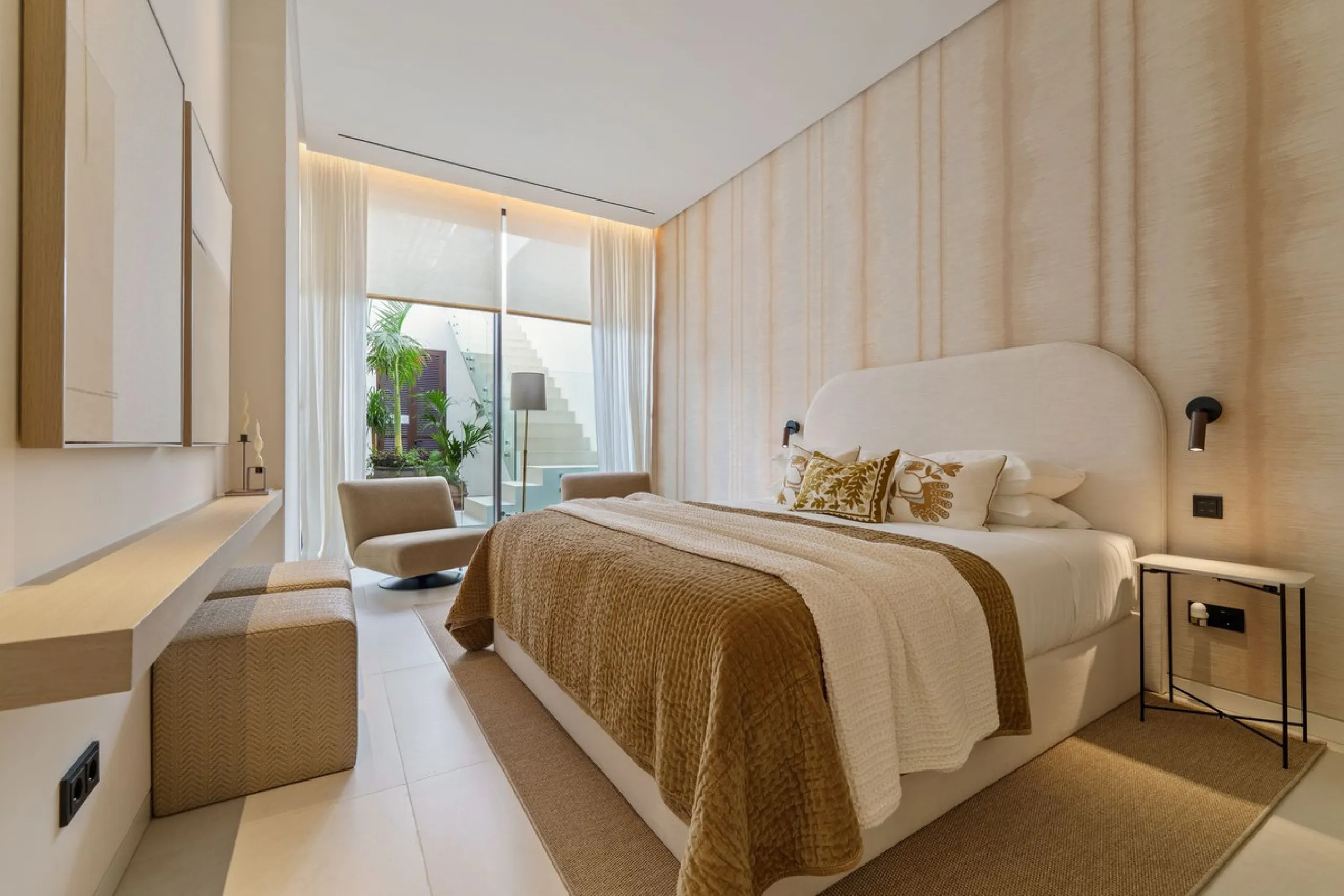 This villa is a masterpiece of contemporary architecture located in the prestigious Lomas de Marbella Club on Marbella's Golden Mile. Built across 1,460 m² on a 1,010 m² plot, this 5-bedroom residence embodies a perfect balance between elegance, privacy, 
