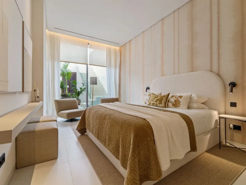 This villa is a masterpiece of contemporary architecture located in the prestigious Lomas de Marbella Club on Marbella's Golden Mile. Built across 1,460 m² on a 1,010 m² plot, this 5-bedroom residence embodies a perfect balance between elegance, privacy, 