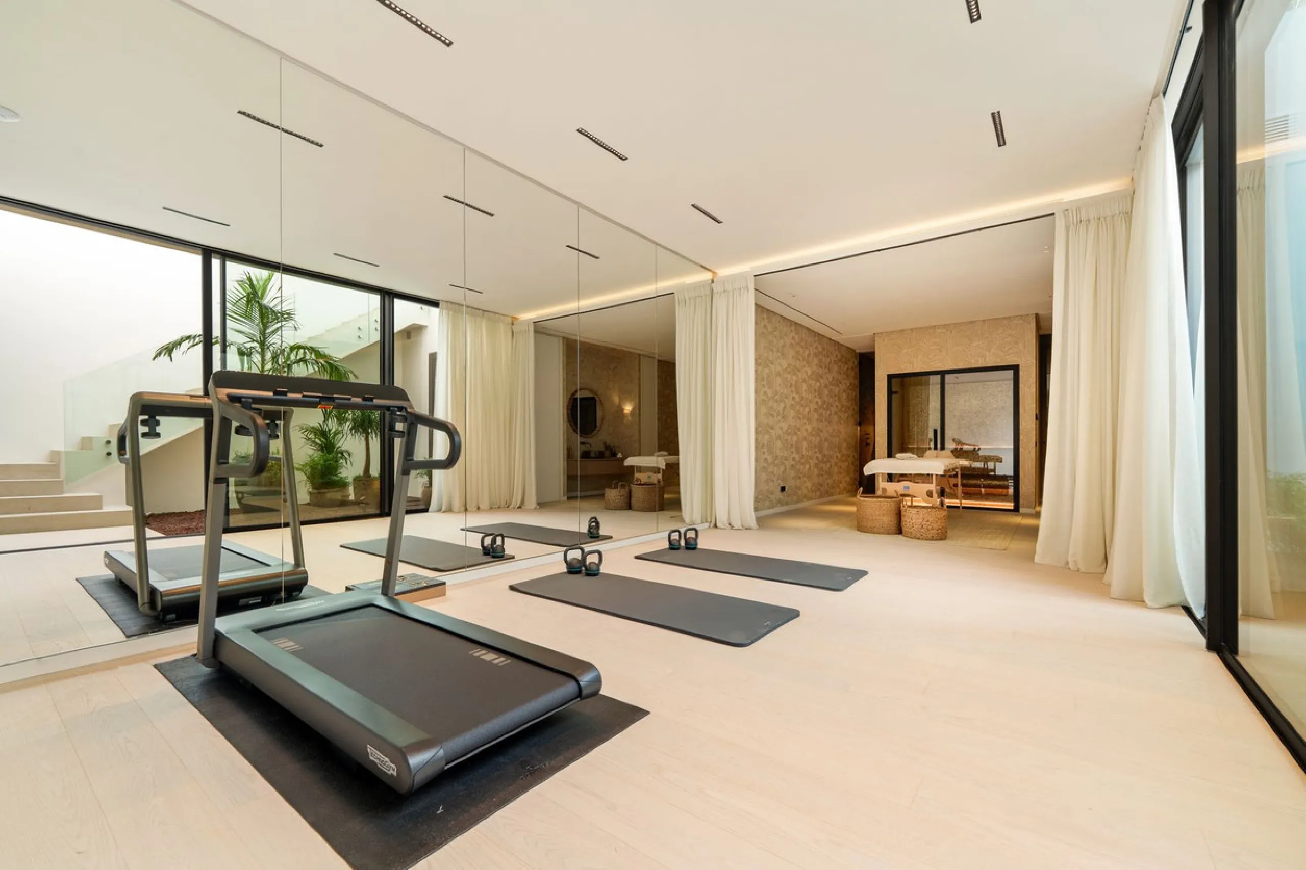 This villa is a masterpiece of contemporary architecture located in the prestigious Lomas de Marbella Club on Marbella's Golden Mile. Built across 1,460 m² on a 1,010 m² plot, this 5-bedroom residence embodies a perfect balance between elegance, privacy, 