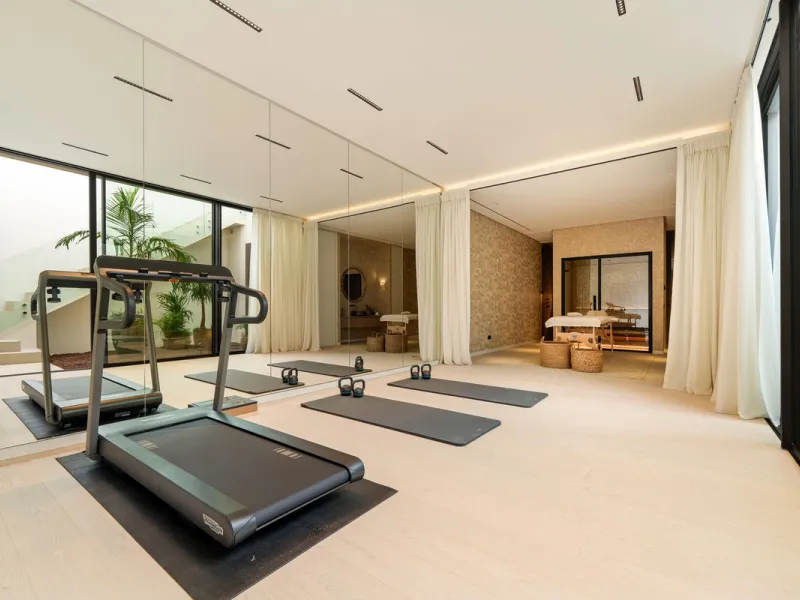 This villa is a masterpiece of contemporary architecture located in the prestigious Lomas de Marbella Club on Marbella's Golden Mile. Built across 1,460 m² on a 1,010 m² plot, this 5-bedroom residence embodies a perfect balance between elegance, privacy, 