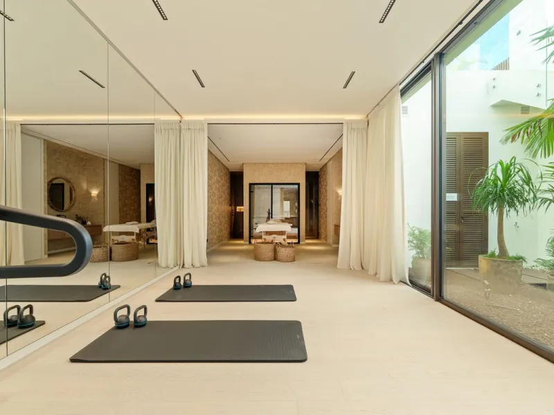 This villa is a masterpiece of contemporary architecture located in the prestigious Lomas de Marbella Club on Marbella's Golden Mile. Built across 1,460 m² on a 1,010 m² plot, this 5-bedroom residence embodies a perfect balance between elegance, privacy, 