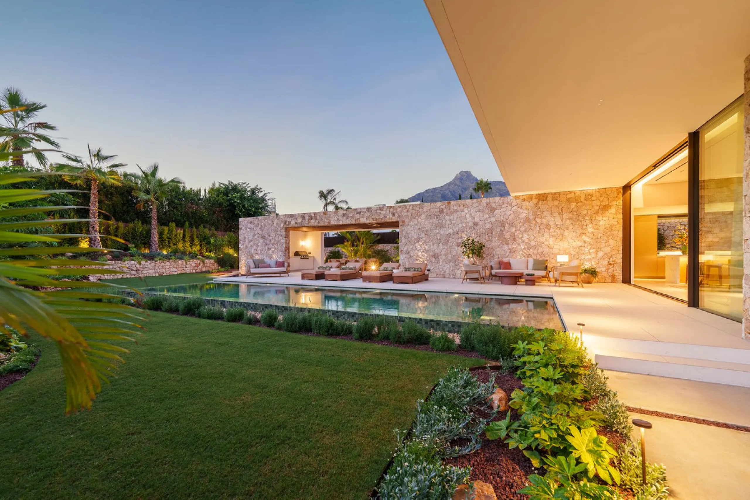 This villa is a masterpiece of contemporary architecture located in the prestigious Lomas de Marbella Club on Marbella's Golden Mile. Built across 1,460 m² on a 1,010 m² plot, this 5-bedroom residence embodies a perfect balance between elegance, privacy, 