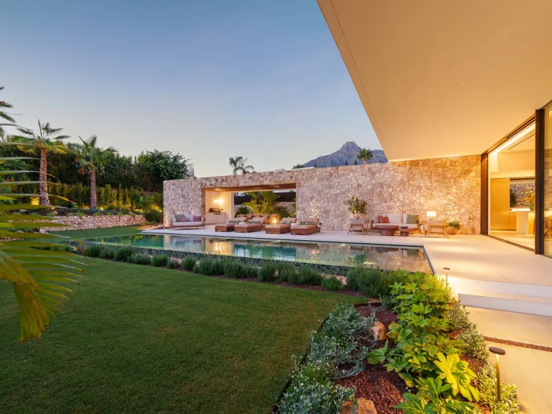 This villa is a masterpiece of contemporary architecture located in the prestigious Lomas de Marbella Club on Marbella's Golden Mile. Built across 1,460 m² on a 1,010 m² plot, this 5-bedroom residence embodies a perfect balance between elegance, privacy, 