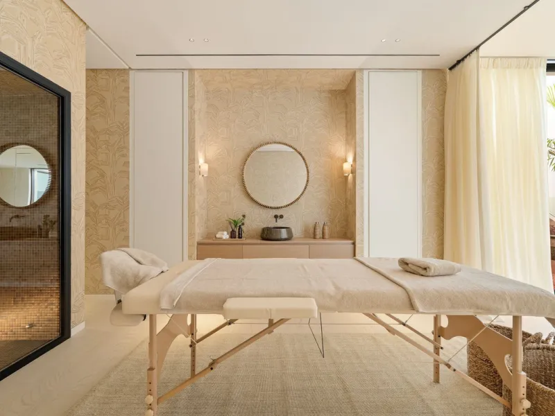 This villa is a masterpiece of contemporary architecture located in the prestigious Lomas de Marbella Club on Marbella's Golden Mile. Built across 1,460 m² on a 1,010 m² plot, this 5-bedroom residence embodies a perfect balance between elegance, privacy, 