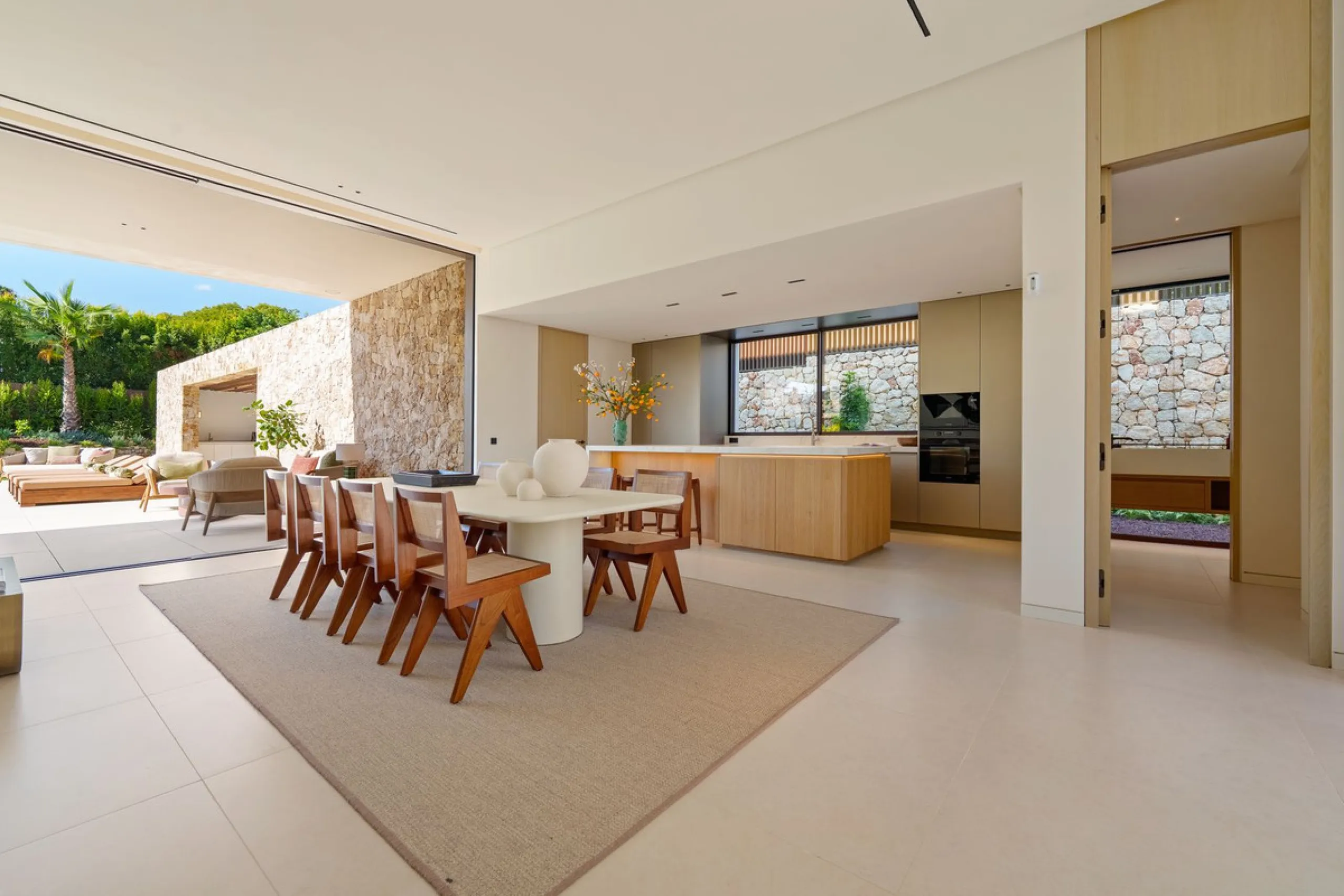 This villa is a masterpiece of contemporary architecture located in the prestigious Lomas de Marbella Club on Marbella's Golden Mile. Built across 1,460 m² on a 1,010 m² plot, this 5-bedroom residence embodies a perfect balance between elegance, privacy, 