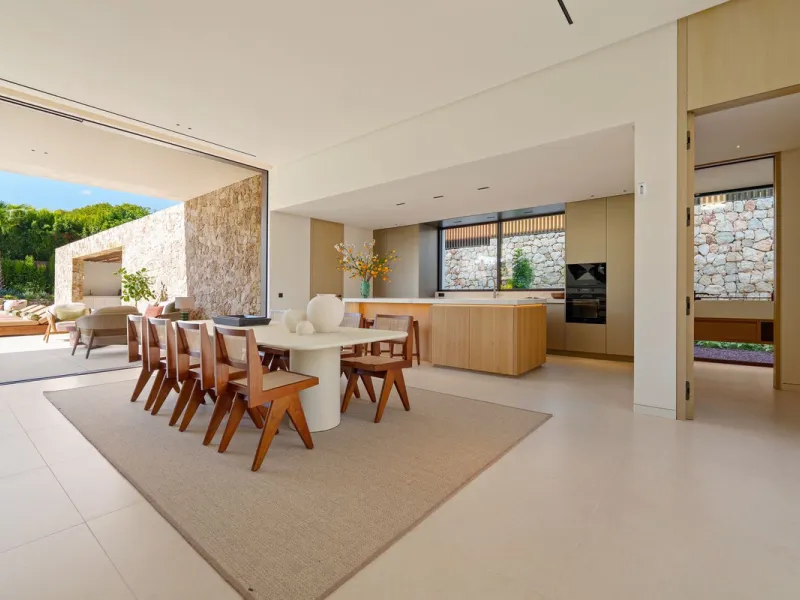 This villa is a masterpiece of contemporary architecture located in the prestigious Lomas de Marbella Club on Marbella's Golden Mile. Built across 1,460 m² on a 1,010 m² plot, this 5-bedroom residence embodies a perfect balance between elegance, privacy, 