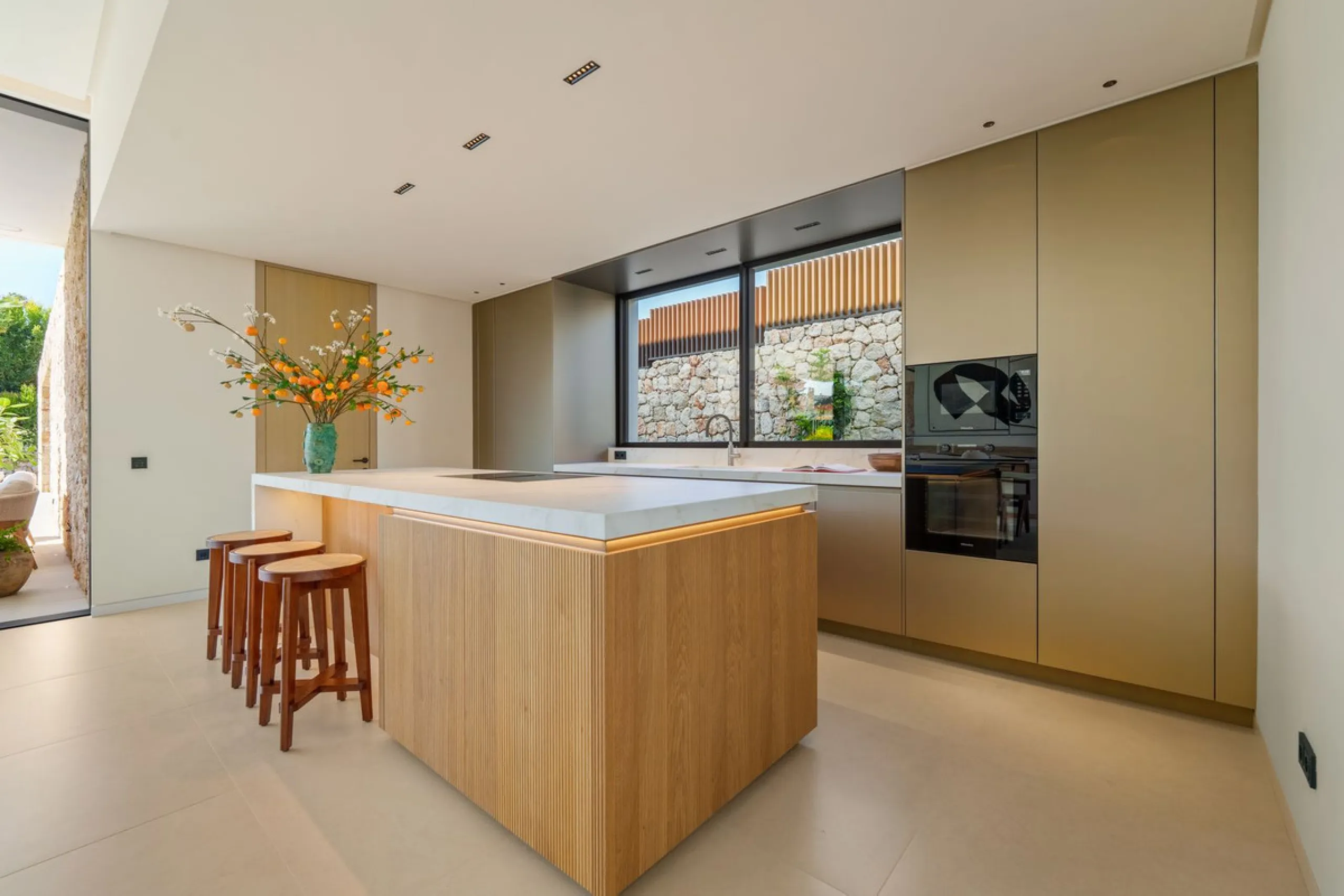 This villa is a masterpiece of contemporary architecture located in the prestigious Lomas de Marbella Club on Marbella's Golden Mile. Built across 1,460 m² on a 1,010 m² plot, this 5-bedroom residence embodies a perfect balance between elegance, privacy, 