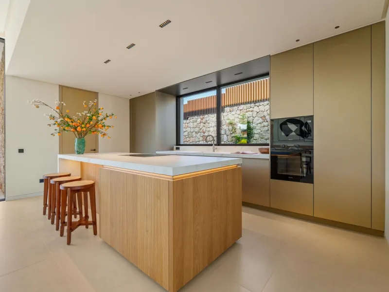 This villa is a masterpiece of contemporary architecture located in the prestigious Lomas de Marbella Club on Marbella's Golden Mile. Built across 1,460 m² on a 1,010 m² plot, this 5-bedroom residence embodies a perfect balance between elegance, privacy, 